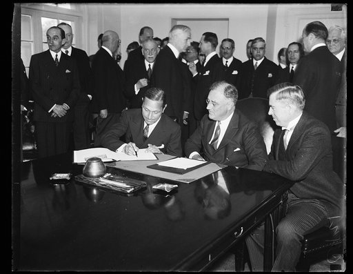 KING'S X TREATY. REPRESENTATIVES OF 20 GOVERNMENTS CONCUR WHILE THE KING'S X TREATY IS SIGNED TO OUTLAW DESTRUCTION OF SCIENTIFIC, ARTISTIC AND HISTORIC MONUMENT IN TIME OF WAR. FROM THE LEFT: AMBASSADOR SENOR DON FELIPE A. ESPIL OF SPAIN; PRESIDENT ROOSEVELT; AND SECRETARY HENRY WALLACE OF THE AGRI