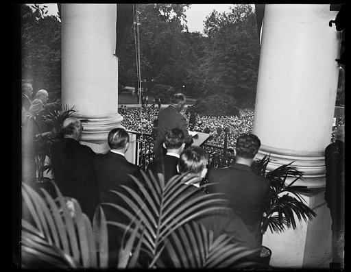 ROOSEVELT ADDRESSES LOYAL FARMERS. PRESIDENT ROOSEVELT ADDRESSES A CROWD OF VISITING FARMERS FROM ALL PARTS OF THE COUNTRY WHO GATHERED IN WASHINGTON TO EXPRESS THEIR ENDORSEMENT OF THE ADMINISTRATION'S AGRICULTURAL POLICY. THE PRESIDENT SAID THAT FOES OF THE ADMINISTRATION HAD TRIED TO MISLEAD FARM