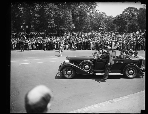 ARRIVES FOR BONUS VETO. PRESIDENT ROOSEVELT WAVES HIS HAT IN SALUTATION TO THE THRONG WHICH GATHERED TO WATCH HIS ARRIVAL AT THE CAPITOL WHERE HE APPEARED BEFORE A JOINT SESSION OF CONGRESS TO DELIVER HIS VETO ON THE PATMAN BONUS BILL. COL. E.W. STARLING, CHIEF OF THE WHITE HOUSE DETAIL OF THE SECRE