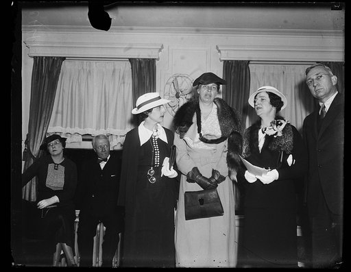 DALLAS, TEXAS TEACHER WINS TEN GRAND. TEN THOUSAND DOLLARS WORTH OF RADIO ESSAY CONTEST PRIZE MONEY GOES TO MISS MARGARET S. SPENCER, 37-YEAR-OLD DALLAS, TEXAS, SCHOOL TEACHER. THE CONTEST WAS AN OUTGROWTH OF A SERIES OF RADIO TALKS BY MRS. FRANKLIN ROOSEVELT. FROM THE LEFT: MRS. P.H. DEFFENDAHL, ST
