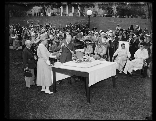 GEN. JOHN J. PERSHING AND MRS. FRANKLIN ROOSEVELT CUT CAKE AT WALTER REED HOSPITAL