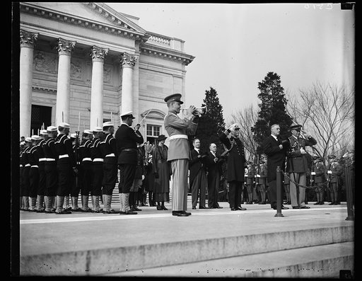 PRESIDENT AT UNKNOWN SOLDIER'S TOMB. PRESIDENT ROOSEVELT WAS THE PRINCIPAL FIGURE AT THE ARMISTICE DAY CEREMONIES AT ARLINGTON CEMETERY AND THE TOMB OF THE UNKNOWN SOLDIER. IN THE BACKGROUND CAN BE SEEN MRS. ROOSEVELT; SECRETARY OF NAVY CLAUDE SWANSON; ACTING SECRETARY OF WAR HARRY WOODRING. TO THE 