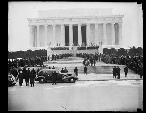 PRESIDENT ROOSEVELT AT LINCOLN MEMORIAL