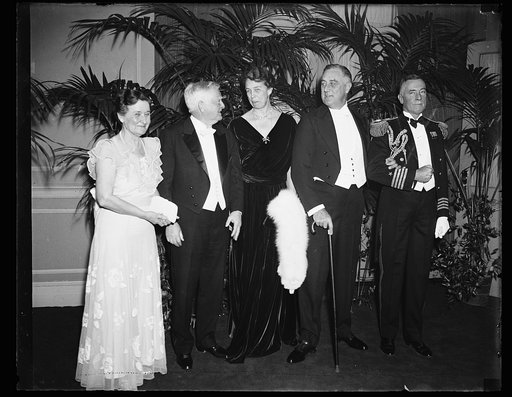 HOSTS AND GUESTS. WASHINGTON, D.C. THE VICE PRESIDENT'S DINNER FOR THE PRESIDENT OF THE UNITED STATES WAS ONE OF THE BRILLIANT AFFAIRS OF THE SOCIAL SEASON. FROM THE LEFT: MRS. JOHN NANCE GARNER, VICE PRESIDENT GARNER, MRS. FRANKLIN D. ROOSEVELT, AND PRESIDENT ROOSEVELT