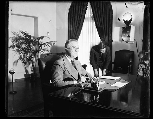 PRESIDENT OPENS NORRIS DAM. WASHINGTON, D.C. PRESIDENT ROOSEVELT PRESSES THE GOLD KEY IN THE WHITE HOUSE WHICH GAVE THE SIGNAL IN NORRIS, TENNESSEE FOR THE LOWERING OF THE SLUICE GATES WHICH PLACED THE NORRIS DAM IN OPERATION