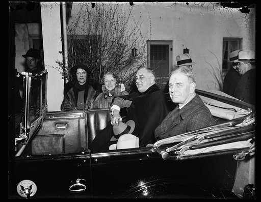 CHIEF EXECUTIVE INSPECTS FLOOD AREA. WASHINGTON, D.C. MARCH 19. PRESIDENT ROOSEVELT INSPECTS FLOOD DAMAGE IN VICINITY OF WASHINGTON. HE STOPPED AT THE ESTATE OF MRS. WILLIAM N. DOAK, WIFE OF THE LATE SECRETARY OF LABOR, WHICH OVERLOOKS THE POTOMAC RIVER AT CHAIN BRIDGE. IN THIS PICTURE, FROM THE LEF