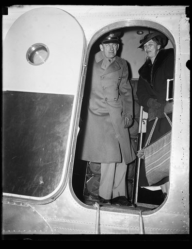 MRS. ROOSEVELT LEAVING BOLLING FIELD FOR NORFOLK