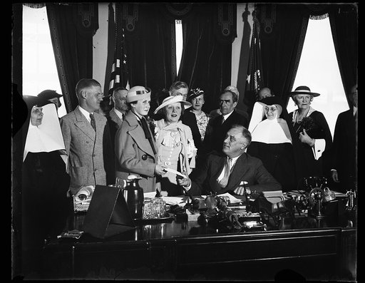 WISCONSIN GIRL RECEIVES GORGAS AWARD FROM PRESIDENT ROOSEVELT, WASHINGTON, D.C. MAY 5. MISS HELEN MAE COLLENTINE, A SENIOR STUDENT AT MESSMER HIGH SCHOOL, MILWAUKEE, WI, RECEIVING FROM PRESIDENT ROOSEVELT TODAY THE FIRST HENRY L. DOHERTY PRIZE OF$500 IN THE SEVENTH ANNUAL GORGAS ESSAY CONTEST. THE S