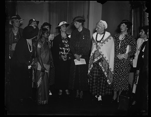 MRS. ROOSEVELT AND COUNTRY WOMEN. WASHINGTON, D.C. JUNE 1. MRS. FRANKLIN D. ROOSEVELT PHOTOGRAPHED WITH MRS. CORDELL HULL AND TWO OF THE DELEGATES TO THE THIRD TRIENNIAL CONFERENCE OF THE ASSOCIATED WOMEN OF THE WORLD. L TO R: MISS K. VAITHIANATH, CEYLON; MRS. CORDELL HULL, WIFE OF THE SECRETARY OF 