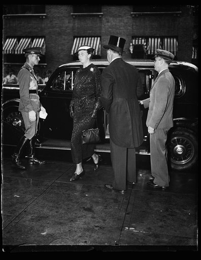 FIRST LADY ATTENDS SERVICES FOR SECRETARY OF WAR. WASHINGTON, D.C. AUGUST 29. MRS. FRANKLIN D. ROOSEVELT ARRIVING AT MT. PLEASANT CONGREGATIONAL CHURCH TO ATTEND FUNERAL SERVICES FOR SECRETARY OF WAR GEORGE H. DERN. STEPHEN T. EARLY, SECRETARY TO THE PRESIDENT, ACCOMPANIED MRS. ROOSEVELT