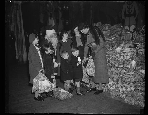 MRS. F.D. ROOSEVELT DISTRIBUTES TOYS TO POOR