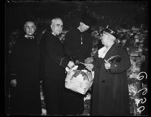 MRS. ROOSEVELT AT SALVATION ARMY