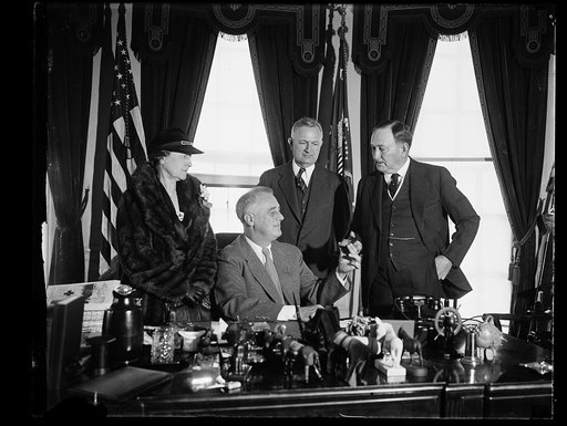 PRESIDENT ROOSEVELT PRESENTED WITH NEW ARKANSAS CENTENNIAL HALF-DOLLAR. WASHINGTON, D.C. JANUARY 29. PRESIDENT ROOSEVELT WAS TODAY PRESENTED WITH THE OUTSTANDING SOUVENIR OF THE ARKANSAS CENTENNIAL, AN ESPECIALLY MINTED SILVER HALF-DOLLAR BEARING THE LIKENESS OF SENATOR JOSEPH T. ROBINSON. IN THE PH