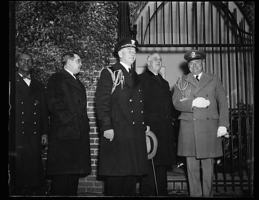 WASHINGTON'S BIRTHDAY, WASHINGTON, D.C. FEBRUARY 22. PRESIDENT ROOSEVELT CELEBRATED GEORGE WASHINGTON'S BIRTHDAY BY PLACING A WREATH ON THE TOMB OF WASHINGTON AT MOUNT VERNON. PHOTO SHOWS R TO L: THOMAS J. QUARLTERS, CAPTAIN PAUL BASTEDO, NAVAL AIDE, PRESIDENT ROOSEVELT, AND COL. E.M. WATSON, MILITA