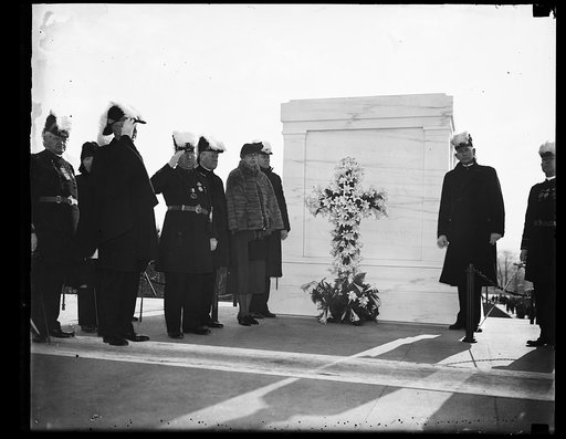 FIRST LADY ASSISTS IN HONORING UNKNOWN SOLDIER AT EASTER SUNRISE SERVICES. WASHINGTON, D.C. MARCH 28. FOLLOWING THE EASTER SUNRISE SERVICES IN THE ARLINGTON AMPHITHEATER, THE MEMBERS OF THE KNIGHTS TEMPLAR PLACED A CROSS OF LILIES ON THE TOMB OF AMERICA'S UNKNOWN SOLDIER. IN THE PHOTOGRAPH, L TO R: 