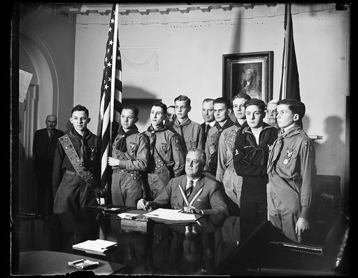 PRESIDENT WITH BOY SCOUTS