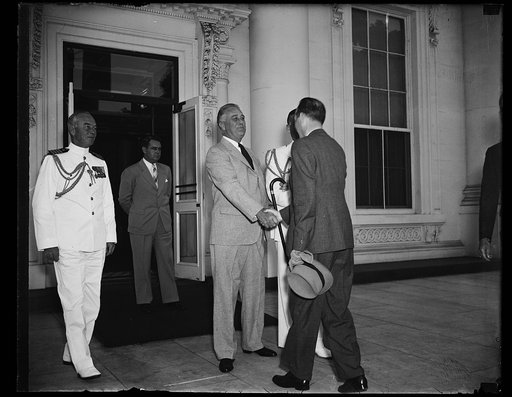 BELGIAN PREMIER ARRIVES AT WHITE HOUSE. WASHINGTON, D.C. JUNE 23. PRESIDENT ROOSEVELT GREETS PREMIER PAUL VAN ZEELAND OF BELGIUM AS HE ARRIVES AT THE WHITE HOUSE TODAY. PREMIER VAN ZEELAND WILL BE A ONE-DAY GUEST AT THE EXECUTIVE MANSION DURING WHICH TIME HE WILL ENGAGE IN A SERIES OF CONFERENCES WI