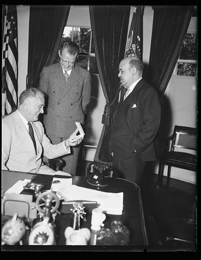 PRESIDENT BECOMES HEAD OF AMERICAN CROSS OF HONOR SOCIETY. WASHINGTON, D.C. JUNE 23. PRESIDENT ROOSEVELT TODAY BECAME HONORARY HEAD OF THE AMERICAN CROSS OF HONOR SOCIETY AND IS SHOWN RECEIVING AN HONORARY LIFE-SAVING MEDAL OF THE ORGANIZATION FROM RICHARD STOCKTON, NEWARK, NJ, SOCIETY PRESIDENT