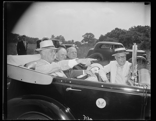 President inspects sites for new Naval Hosp. Washington, D.C., Aug 4. Accompanied by members of Congress and the Surgeon General of the U.S. Navy, President Roosevelt today drove 20 miles through the District of Columbia to inspect two sites for the Navy's new $4,800,000 hospitals. In the photograph