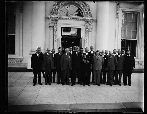PRESIDENT HOST TO GOVERNORS. WASHIINGTON, D.C. SEPTEMBER 16. PRESIDENT ROOSEVELT WAS HOST AT A WHITE HOUSE LUNCHEON TODAY TO 17 STATE GOVERNORS, WHO CAME TO WASHIINGTON FROM THE ANNUAL GOVERNORS' CONFERENCE AT ATLANTIC CITY, NJ. THE PRESIDENT POSED WITH THE STATE EXECUTIVES FOLLOWING THE LUNCHEON