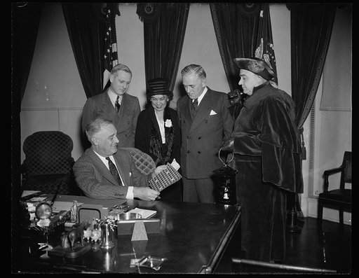 CHIEF EXECUTIVE BUYS XMAS SEALS. WASHINGTON, D.C. PRESIDENT ROOSEVELT TODAY PURCHASED HIS ANNUAL SUPPLY OF CHRISTMAS SEALS FROM MEMBERS OF THE DISTRICT OF COLUMBIA TUBERCULOSIS ASSOCIATION. IN THE PHOTOGRAPH, L TO R: DR. JAMES G. TOWNSEND, PRESIDENT OF THE D.C. TUBERCULOSIS ASSOCIATION; RISLEY S. HU