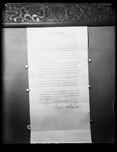 PRESIDENTIAL NOTE OF WARNING TO CONGRESS. WASHINGTON, D.C. JANUARY 10. A PHOTOGRAPHIC COPY OF THE NOTE PRESIDENT ROOSEVELT SENT TO CONGRESS TODAY WARNING THEM THAT A WAR REFERENDUM AMENDMENT TO THE CONSTITUTION WOULD 'CRIPPLE ANY PRESIDENT' IN HIS CONDUCT OF OUR FOREIGN RELATIONS