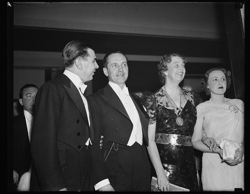 FIRST LADY MINGLES WITH SCREEN STARS. WASHINGTON, D.C. MRS. ROOSEVELT MADE THE ROUNDS OF THE NUMEROUS PRESIDENT'S BIRTHDAY BALLS TONIGHT IN THE COMPANY OF THE SCREEN STARS WHO CAME FROM HOLLYWOOD ESPECIALLY FOR THE OCCASION. HERE WE SEE, L TO R: KEN MURRAY, FREDERICK MARCH, MRS. ROOSEVELT, AND MRS. 