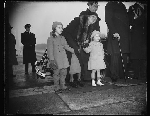 ATTEND SERVICES AT LINCOLN MEMORIAL. WASHINGTON, D.C. FEBRUARY 12. MRS. ROOSEVELT, WIFE OF THE PRESIDENT EXPLAINS THE LINCOLN MEMORIAL TO LITTLE DIANE HOPKINS, LEFT, DAUGHTER OF THE WPA ADMINISTRATOR, AND CHANDLER ROOSEVELT, DAUGHTER OF ELLIIOTT ROOSEVELT, WHILE ATTENDING THE CEREMONIES TODAY ON LIN