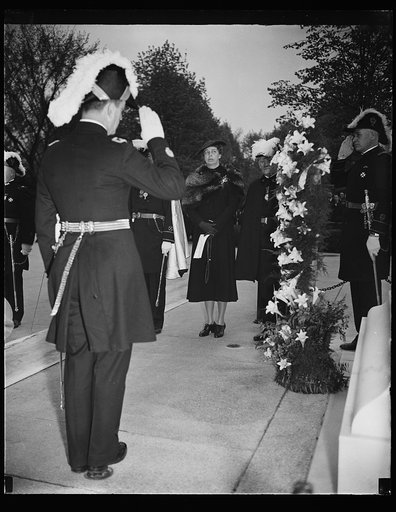 MRS. ROOSEVELT HONORS UNKNOWN SOLDIER. WASHINGTON, D.C. APRIL 17. MRS. FRANKLIN D. ROOSEVELT, WIFE OF THE PRESIDENT, PHOTOGRAPHED AS SHE PLACED A CROSS OF EASTER LILIES ON THE TOMB OF THE UNKNOWN SOLDIER. SHE WAS ASSISTED BY KNIGHTS TEMPLAR OF THE DISTRICT OF COLUMBIA