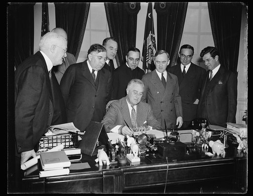 PRESIDENT SIGNS POSTAL PROCLAMATION. WASHINGTON, D.C. OCTOBER 31. PRESIDENT ROOSEVELT SIGNING A PROCLAMATION TODAY APPROVING MODIFICATION OF POSTAL SCHEDULES TO REDUCE BY ONE-AND-A HALF CENTS A POUND RATES ON BOOKS WHICH CARRY NO ADVERTISING MATTER. THE REDUCTION IS EFFECTIVE WITHOUT REFERENCE TO PO
