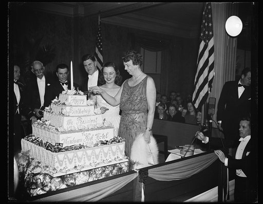 FIRST LADY CUTS PRESIDENT'S BIRTHDAY CAKE. WASHINGTON, D.C. JANUARY 30. AS A CLIMAX TO HER ATTENDANCE AT MANY OF THE PRESIDENT'S BIRTHDAY BALLS IN THE CAPITAL TONIGHT, MRS. ROOSEVELT CUTS THE OFFICIAL PRESIDENT'S BIRTHDAY CAKE AT THE WARDMAN PARK HOTEL. THIS WAS THE LAST CELEBRATION THE FIRST LADY A
