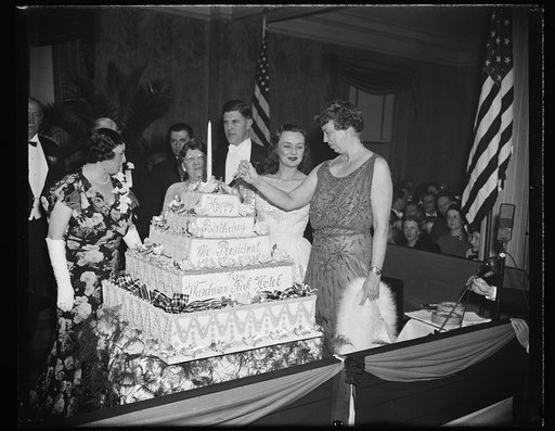 FIRST LADY CUTS PRESIDENT'S BIRTHDAY CAKE. WASHINGTON, D.C. JANUARY 30. AS A CLIMAX TO HER ATTENDANCE AT MANY OF THE PRESIDENT'S BIRTHDAY BALLS IN THE CAPITAL TONIGHT, MRS. ROOSEVELT CUTS THE OFFICIAL PRESIDENT'S BIRTHDAY CAKE AT THE WARDMAN PARK HOTEL. THIS WAS THE LAST CELEBRATION THE FIRST LADY A