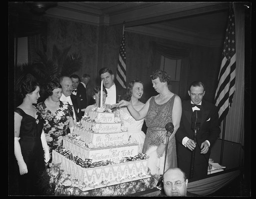 FIRST LADY CUTS PRESIDENT'S BIRTHDAY CAKE. WASHINGTON, D.C. AS A CLIMAX TO HER ATTENDANCE AT MANY OF THE PRESIDENT'S BIRTHDAY BALLS IN THE CAPITAL TONIGHT, MRS. ROOSEVELT CUTS THE OFFICIAL PRESIDENT'S BIRTHDAY CAKE AT THE WARDMAN PARK HOTEL. THIS WAS THE LAST CELEBRATION THE FIRST LADY ATTENDED BEFO