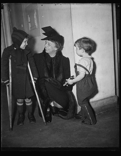FIRST LADY VISITS INFANTILE PARALYSIS VICTIMS. WASHINGTON, D.C. JANUARY 25. MRS. FRANKLIN D. ROOSEVELT TODAY VISITED CHILDREN'S HOSPITAL HERE TO VISIT YOUNG VICTIMS OF INFANTILE PARALYSIS WHO HOPE TO BE AIDED BY FUNDS FROM THE PRESIDENT'S BIRTHDAY BALL RECEIPTS. HERE SHE IS WITH BETTY BAGWELL AND JE