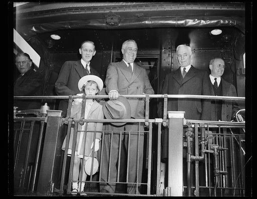 CHIEF EXECUTIVE RETURNS FROM WARM SPRINGS. WASHINGTON, D.C. APRIL 10. LOOKING THE PICTURE OF HEALTH, PRESIDENT ROOSEVELT TODAY RETURNED FROM A SPRING VACATION AT WARM SPRINGS. BESIDES SECRETARY OF COMMERCE HARRY HOPKINS WHO ACCOMPANIED THE PRESIDENT ON THE TRIP FROM HIS GEORGIA RETREAT, OTHERS AT UN