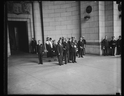 21-GUN SALUTE FIRED WELCOMES NICARAGUAN PRESIDENT TO CAPITAL. WASHINGTON, D.C. MAY 5. PRESIDENT ROOSEVELT AND NICARAGUAN PRESIDENT, GEN. ANASTASIO SOMOZA, STAND AT ATTENTION AS A 21-GUN SALUTE IS FIRED ON THE ARRIVAL OF THE CENTRAL AMERICAN EXECUTIVE IN THE CAPITAL. L TO R: MRS. ROOSEVELT; SENORA DE