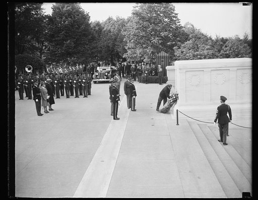 SOMOZA LAYS WREATH AT UNKNOWN SOLDIER'S TOMB. WASHINGTON, D.C. MAY 5. FOLLOWING A VISIT TO THE HOME OF GEORGE WASHINGTON AT MOUNT VERNON, WHERE THE NICARAGUAN PRESIDENT LAID A WREATH AT WASHINGTON'S TOMB, THE PARTY WENT TO ARLINGTON NATIONAL CEMETERY TO LAY ANOTHER WREATH UPON THE TOMB OF THE UNKNOW