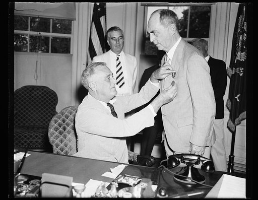 PRESIDENT BESTOWS DISTINGUISHED SERVICE MEDAL ON U.S. CHIEF OF NAVAL OPERATIONS. WASHINGTON, D.C. JULY 28. PRESIDENT ROOSEVELT TODAY BESTOWED THE DISTINGUISHED SERVICE MEDAL ON ADMIRAL WILLIAM D. LEAHY, WHO RETIRES TUESDAY AS CHIEF OF NAVAL OPERATIONS TO BECOME GOVERNOR OF PUERTO RICO. THE AWARD WAS