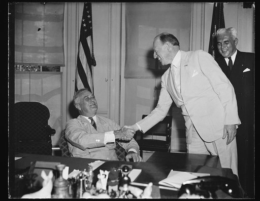 PRESIDENT BIDS GOODBYE TO NEW GOVERNOR OF PHILIPPINES. WASHINGTON, D.C. AUGUST 2. PRESIDENT ROOSEVELT BIDDING GOODBYE TO FRANCIS B. SAYRE, NEW GOVERNOR OF THE PHILIPPINES WHO WILL SAIL SOON FOR THE ISLANDS. PAUL McNUTT, LAST GOVERNOR OF THE PHILIPPINES IS ON THE RIGHT
