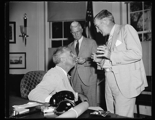 A QUIET CHAT. WASHINGTON, D.C. AUGUST 28. TODAY AT THE WHITE HOUSE, ADMIRAL HARRY E. YARNELL WAS DECORATED WITH THE DISTINGUISHED SERVICE CROSS BY PRESIDENT ROOSEVELT. AFTER THE CEREMONY THE TRIO SHOWN IN THE PICTURE WERE CAUGHT BY THE CAMERA IN AN 'OFF STAGE' MOMENT. L TO R: PRESIDENT ROOSEVELT; AD