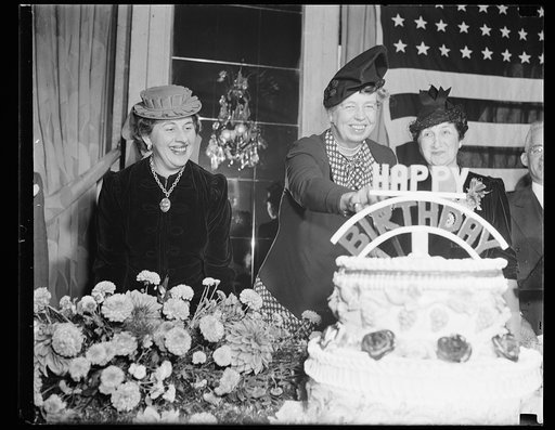 FIRST LADY LUNCHEON GUEST OF B'NAI B'RITH. WASHINGTON, D.C. OCTOBER 13. MRS. FRANKLIN D. ROOSEVELT WAS GUEST OF HONOR AND PRINCIPAL SPEAKER AT THE FIRST BIRTHDAY LUNCHEON TODAY OF THE WOMEN'S AUXILIARY OF ARGO LODGE OF B'NAI B'RITH WHICH WAS HELD AT THE WILLARD HOTEL HERE. HERE WE SEE THE FIRST LADY