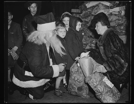 MRS. FRANKLIN D. ROOSEVELT HELPS SPREAD CHRISTMAS CHEER. WASHINGTON, D.C., DECEMBER 23. CONTINUING A PRECEDENT BEGUN BY THE LATE MRS. WARREN G. HARDING WHEN HER HUSBAND WAS PRESIDENT OF THE UNITED STATES, MRS. FRANKLIN D. ROOSEVELT ASSISTED IN THE DISTRIBUTION OF XMAS BAGS TO HUNDREDS OF NEEDY CHILD