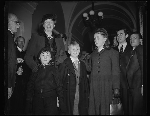 FIRST LADY ARRIVES AT CAPITOL WITH GRANDCHILDREN AND DIANA HOPKINS TO HEAR PRESIDENT ADDRESS CONGRESS. WASHINGTON, D.C. JANUARY 3. MRS. ROOSEVELT WITH HER GRANDCHILDREN, 'BUZZIE' AND 'SISTIE' DALL, AND DIANA HOPKINS, DAUGHTER OF THE SECRETARY OF COMMERCE HARRY HOPKINS, ARRIVING AT THE CAPITOL TODAY 
