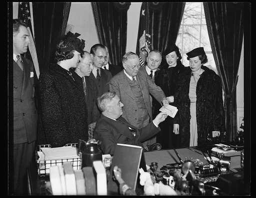 A.F. OF L.'S $5800 CHECK PRESENTED TO PRESIDENT FOR INFANTILE PARALYSIS FIGHT, WASHINGTON, D.C. JANUARY 24. PRESIDENT ROOSEVELT TODAY RECEIVED A CHECK FROM WILLIAM GREEN, PRESIDENT OF THE A.F.OF L. TO AID IN THE FIGHT AGAINST INFANTILE PARALYSIS. THE A.F. OF L. ALSO PRESENTED A HUGE CAKE TO THE PRES
