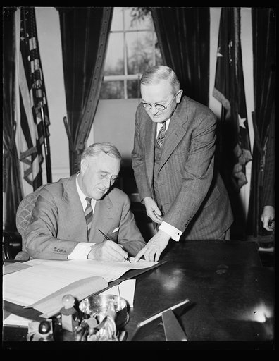 CENSUS CHIEF CALLS AT WHITE HOUSE TO TAKE CENSUS OF FIRST FAMILY. WASHINGTON, D.C. APRIL 2. AMONG THE FIRST TO HAVE A CENSUS TAKER CALL UPON THEM IN THE UNITED STATES TODAY WAS THE PRESIDENT. DIRECTOR OF THE CENSUS WILLIAM AUSTIN DID THE HONORS. HE IS SHOWN HERE WITH PRESIDENT ROOSEVELT AS HE ASKED 