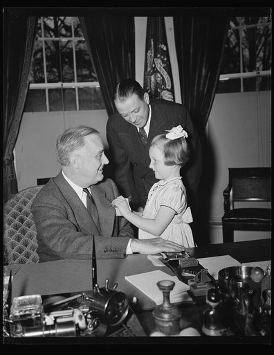 PRESIDENT ROOSEVELT RECEIVES FIRST BUDDY POPPY. WASHINGTON, D.C. APRIL 17. PRESIDENT ROOSEVELT RECEIVED TODAY AT THE WHITE HOUSE FROM SEVEN-YEAR-OLD BETTY JANE VAN LOON THE FIRST BUDDY POPPY OF THE 1940 BUDDY POPPY SALE CONDUCTED BY THE VETERANS OF FOREIGN WARS TO RAISE FUNDS FOR RELIEF WORK. BETTY 