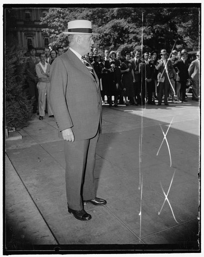 Interior head arrives for cabinet session. Washington, D.C., Sept. 14. Secretary of Interior Harold Ickes was an early arrival for the special cabinet session today. 9/14/37