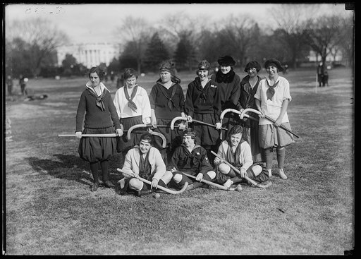 Field hockey group, White House in background, Washington, D.C.