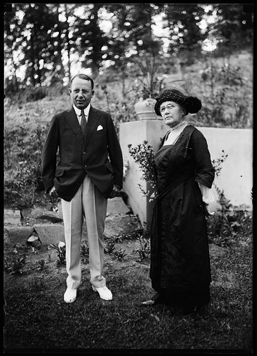 Gov. Cox, left; at Ansberry home