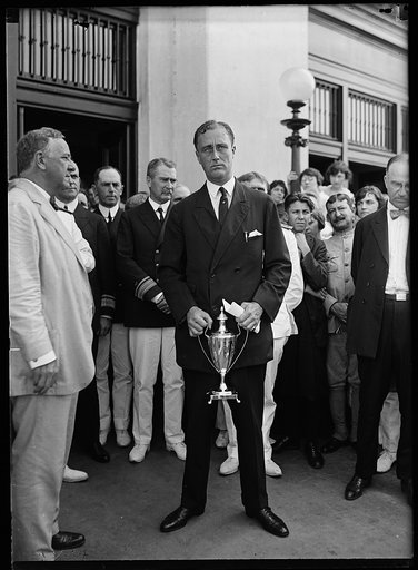 Josephus Daniels, Franklin D. Roosevelt with trophy, with group